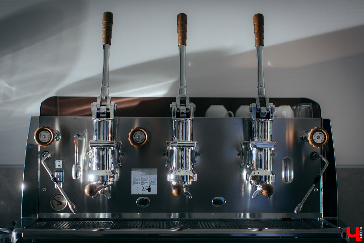 Известный владимирский бариста Дмитрий Баринов с коллегой открывают новое заведение. Новый формат предполагает дегустацию продуктов с использованием сенсорных карт. Все подробности пока держатся в тайне