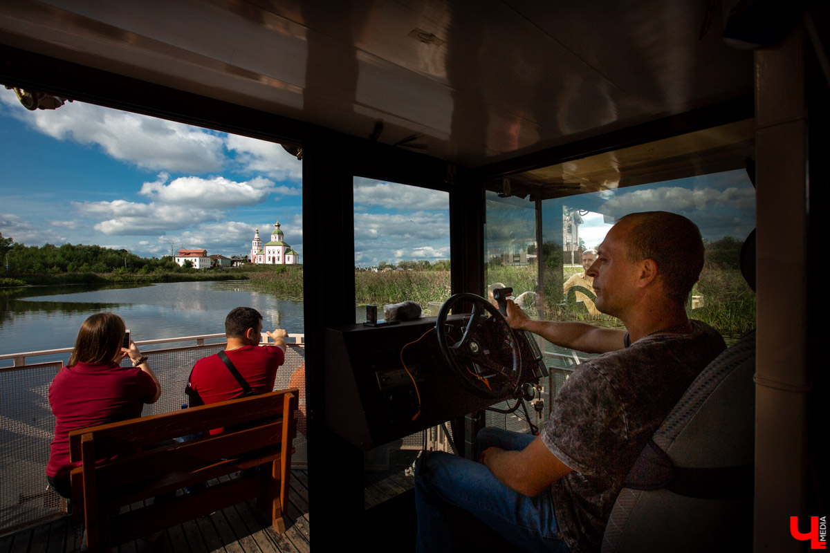 В Суздале устраивают необычные экскурсии - по реке Каменка плавает речной трамвайчик “Колибри”. О нем рассказал его создатель Алексей Полтев