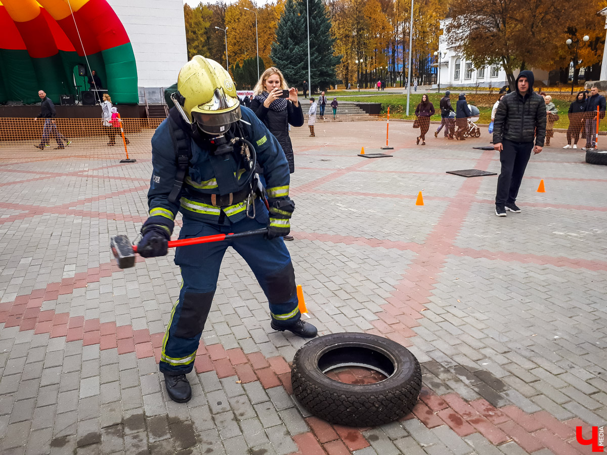 Впервые во Владимирской области провели соревнования по кроссфиту для пожарных. Вместо удобной одежды спортсмены выходили на дистанцию в своей рабочей форме