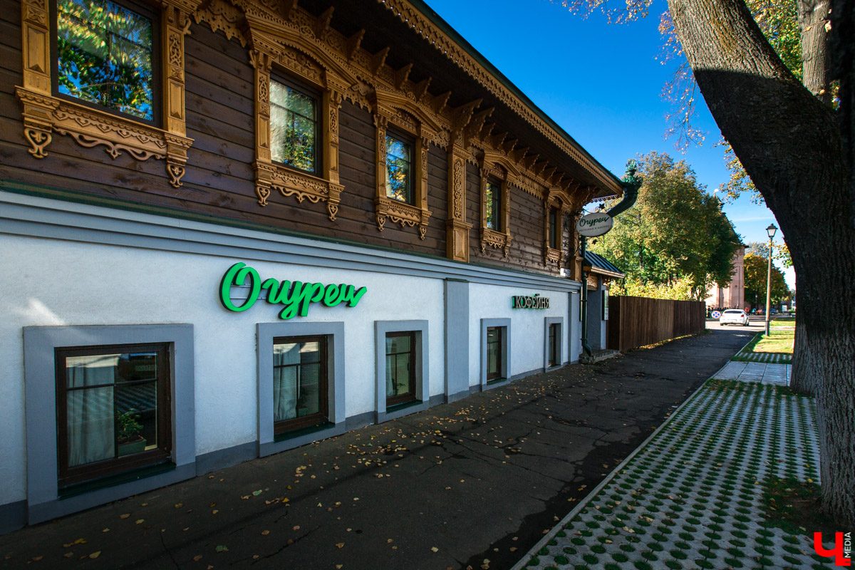 Журналист “Ключ-Медиа” отправилась на экскурсию в суздальский ресторан “Огурец” и узнала, как создавался дизайн интерьера этого заведения, какие самые необычные блюда входят в меню и где закупаются ингредиенты для них