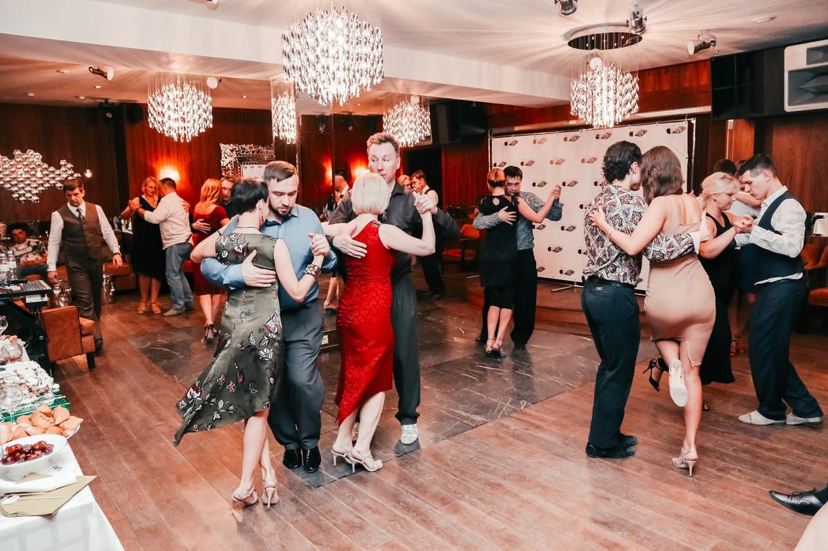 Он-хирург. Она-менеджер по персоналу. 5 лет назад они влюбились в танго и кардинально поменяли себя и свою жизнь. Первые, кто стал танцевать социальное танго во Владимире и даже открыли свой клуб