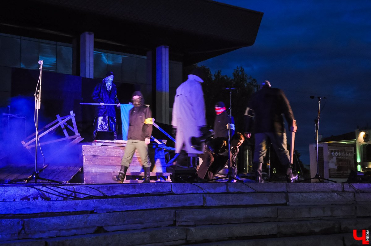 «Молодая гвардия» на Театральной площади