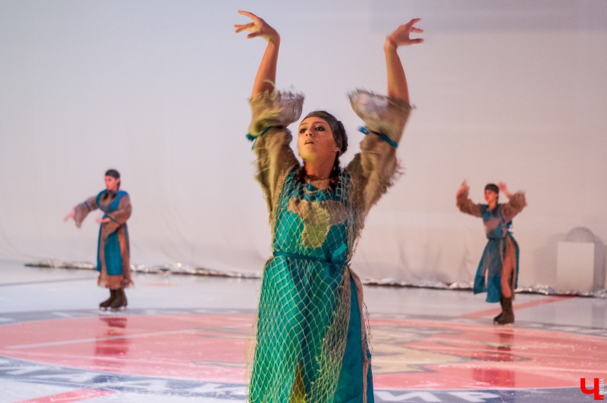 25 августа в городе открылся новый ледовый комплекс “Владимир”. На его открытие приехали известный советский хоккеист Александр Якушев и не менее известный художник Никас Сафронов