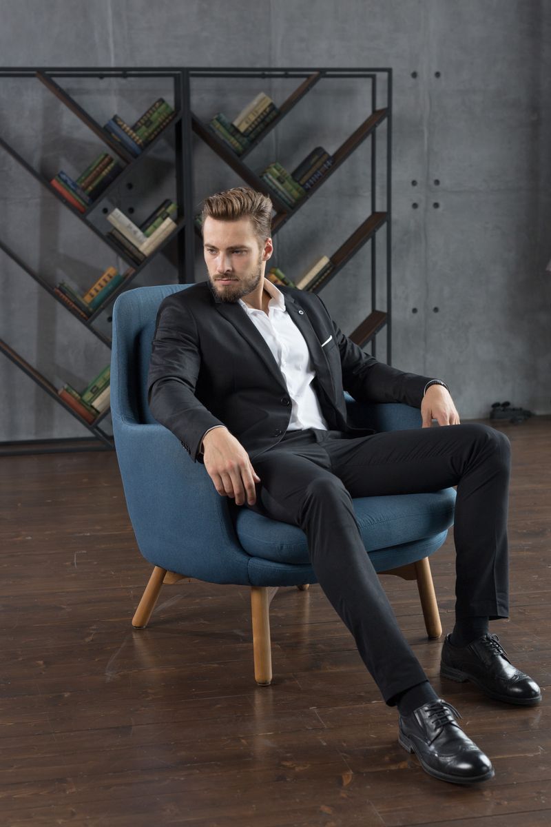 Александр Ломов, закончил ВлГУ и уехал в Москву учиться на медика. Параллельно он строит карьеру модели и актера, а еще снимается в рекламе