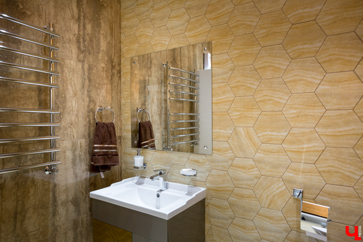 Архитектор-дизайнер Наталья Корешкова провела экскурсию по одному из самых роскошных офисов Владимира, в котором есть даже “золотой” туалет и джакузи