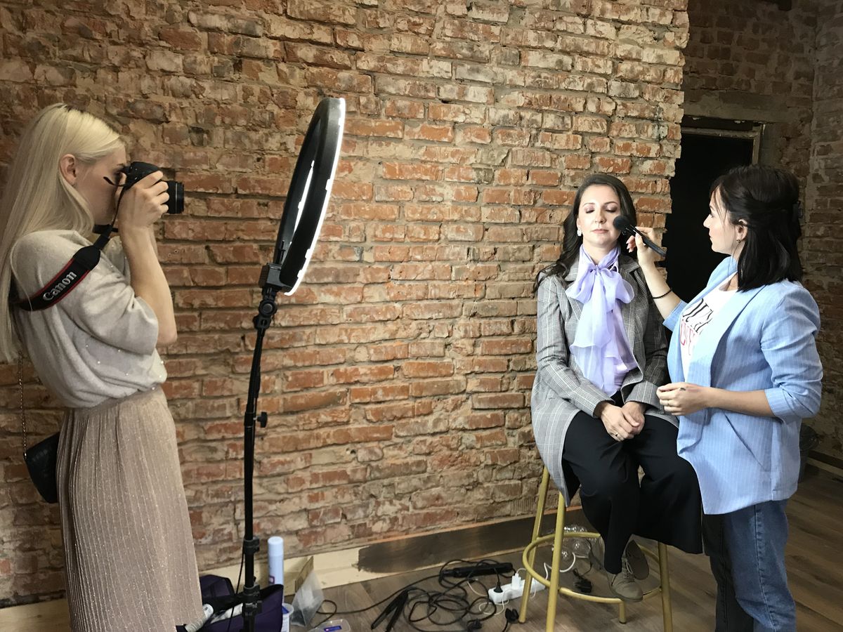 Визажист Елизавета Фандо и стилист-имиджмейкер Юлия Соловьева кардинально меняют имидж жительнице Владимира. Феи красоты выбрали для нее два стильных образа: городской красавицы и экстравагантной леди