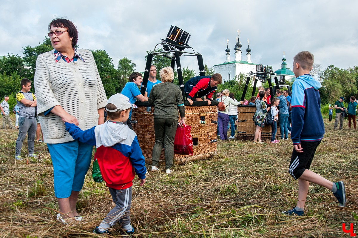 18 июля в Суздале прошло открытие фестиваля воздухоплавания “Золотое кольцо”. Из-за непогоды шары не смогли подняться в небо, но организаторы устроили фаер-шоу на земле