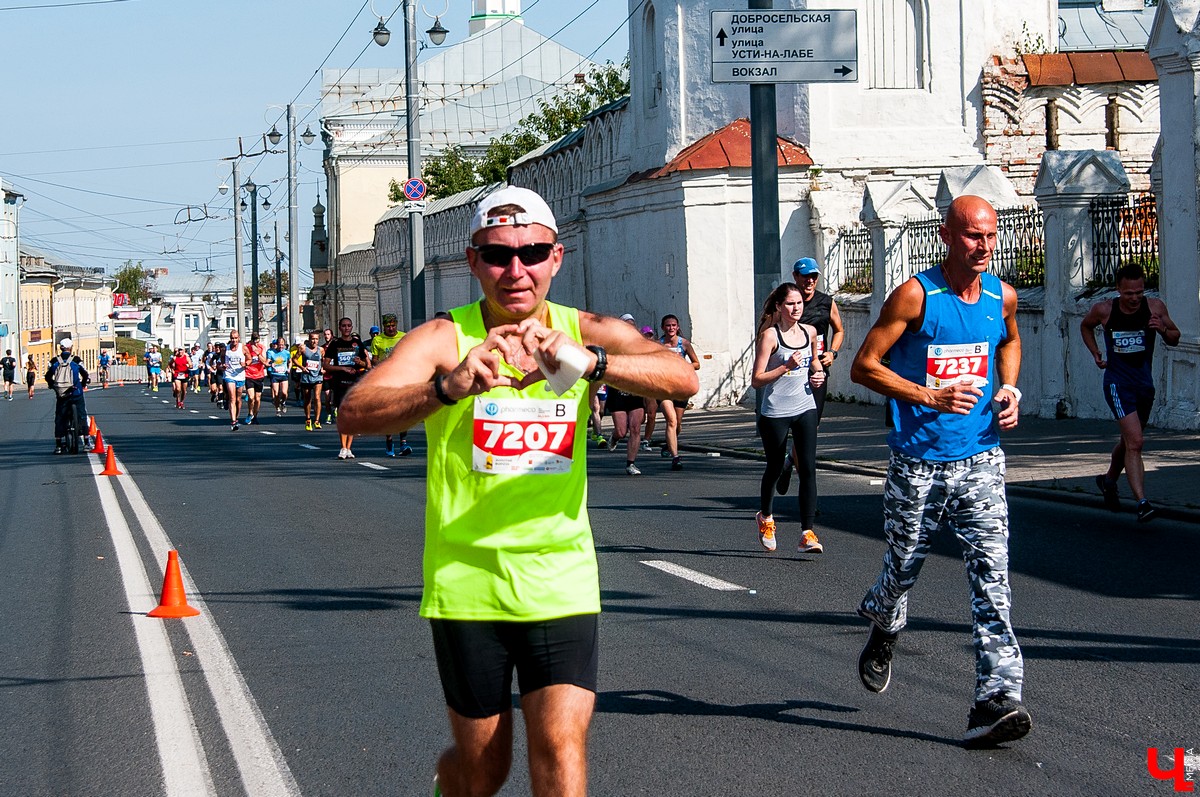 8 сентября во Владимире прошел 2-й полумарафон “Золотые ворота”. В нем приняли участие больше 5500 спортсменов из России, Германии, Мексики, Польши и Южной Африки. Победителей награждала фигуристка Ирина Слуцкая