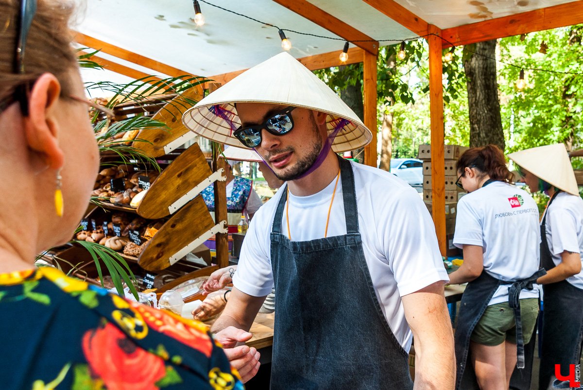 26 августа в Коврове прошёл гастрономический фестиваль «СамБыЕл». В нем приняло участие 7 ресторанов, удивлявших гостей оригинальными блюдами