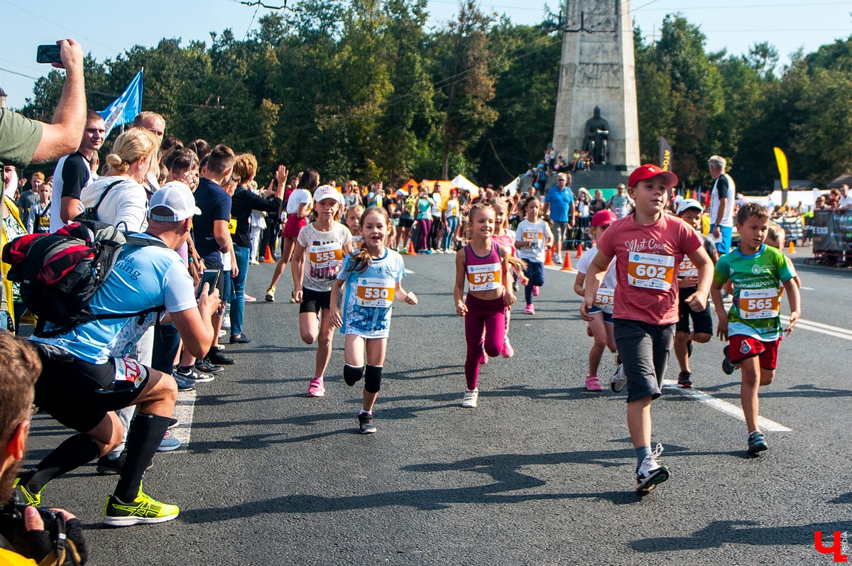 8 сентября во Владимире прошел 2-й полумарафон “Золотые ворота”. В нем приняли участие больше 5500 спортсменов из России, Германии, Мексики, Польши и Южной Африки. Победителей награждала фигуристка Ирина Слуцкая