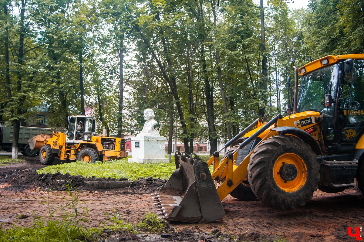 Парк на улице Никитской во Владимире попал в программу благоустройства. Сейчас там идут работы, по итогам которых в сквере появятся скамейки, цветники и детская площадка