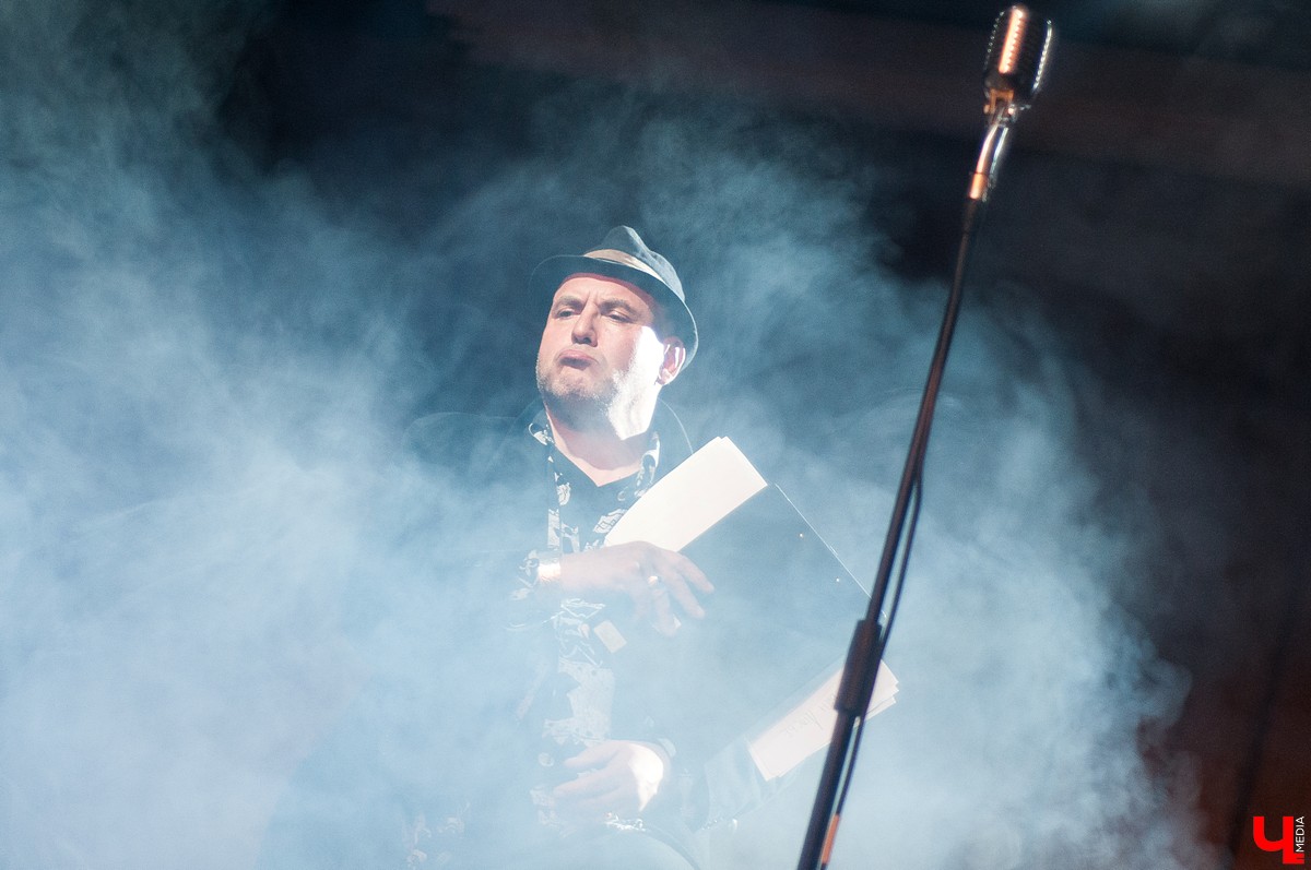 25 сентября во Владимире выступил актер и режиссер Андрей Давыдов. Он показал спектакль-импровизацию “Жизнь не имеет сюжета”