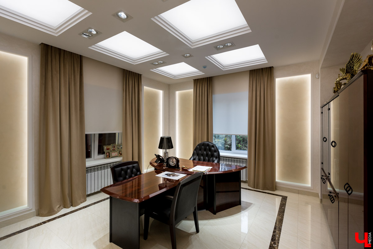 Архитектор-дизайнер Наталья Корешкова провела экскурсию по одному из самых роскошных офисов Владимира, в котором есть даже “золотой” туалет и джакузи