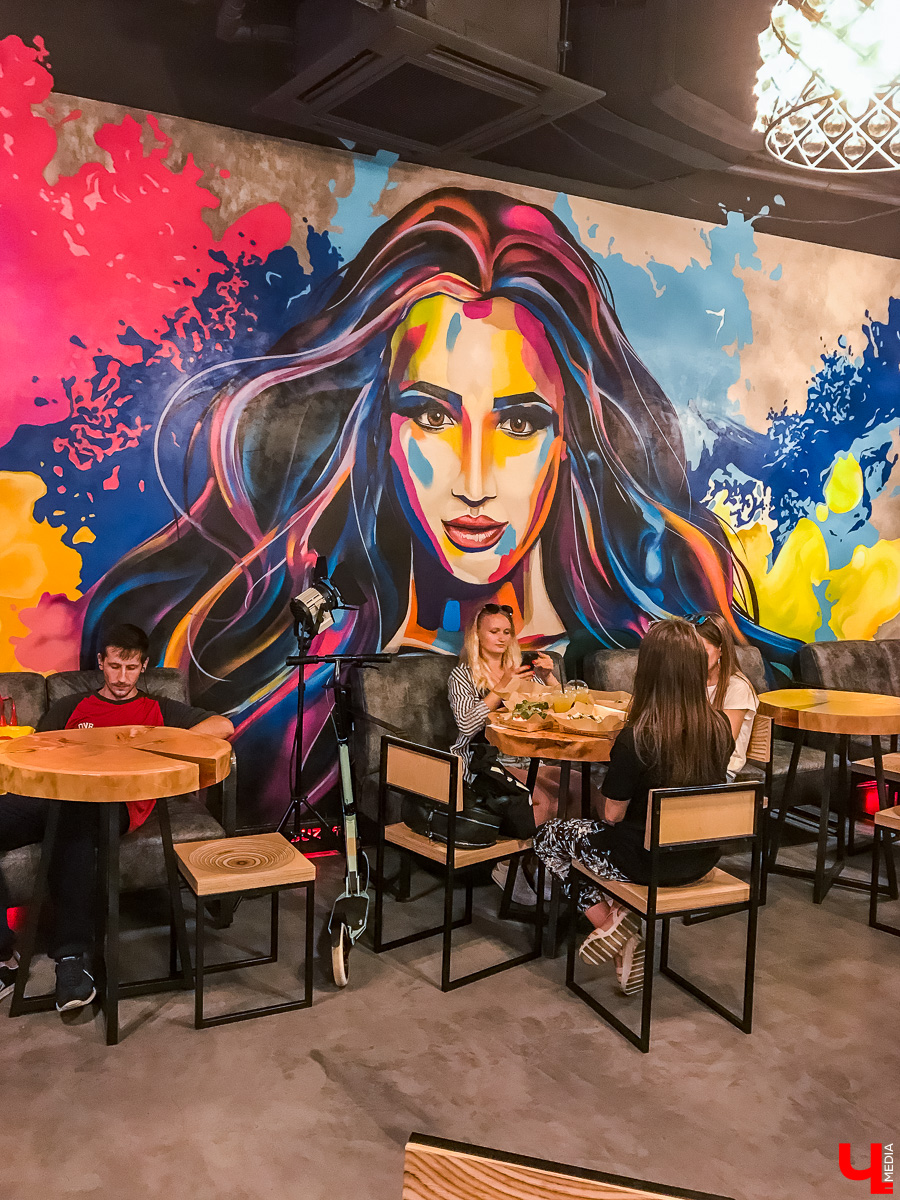 Журналист Ключ-Медиа побывала в ресторане Ольги Бузовой, оценила интерьер и узнала, что там за салаты такие подают под названием “Мало половин” и “Бузцезарь”