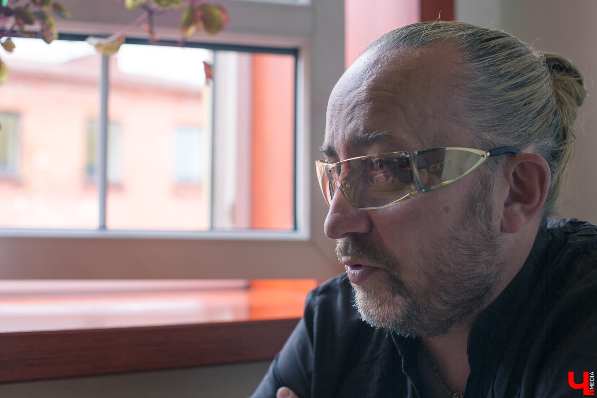 Владимирский дизайнер одежды премиум-класса Андрей Перескоков на днях возил свои наряды на показ в Сан-Франциско. Там состоялось открытие интеллектуального казино, по типу российского “Что? Где? Когда?”