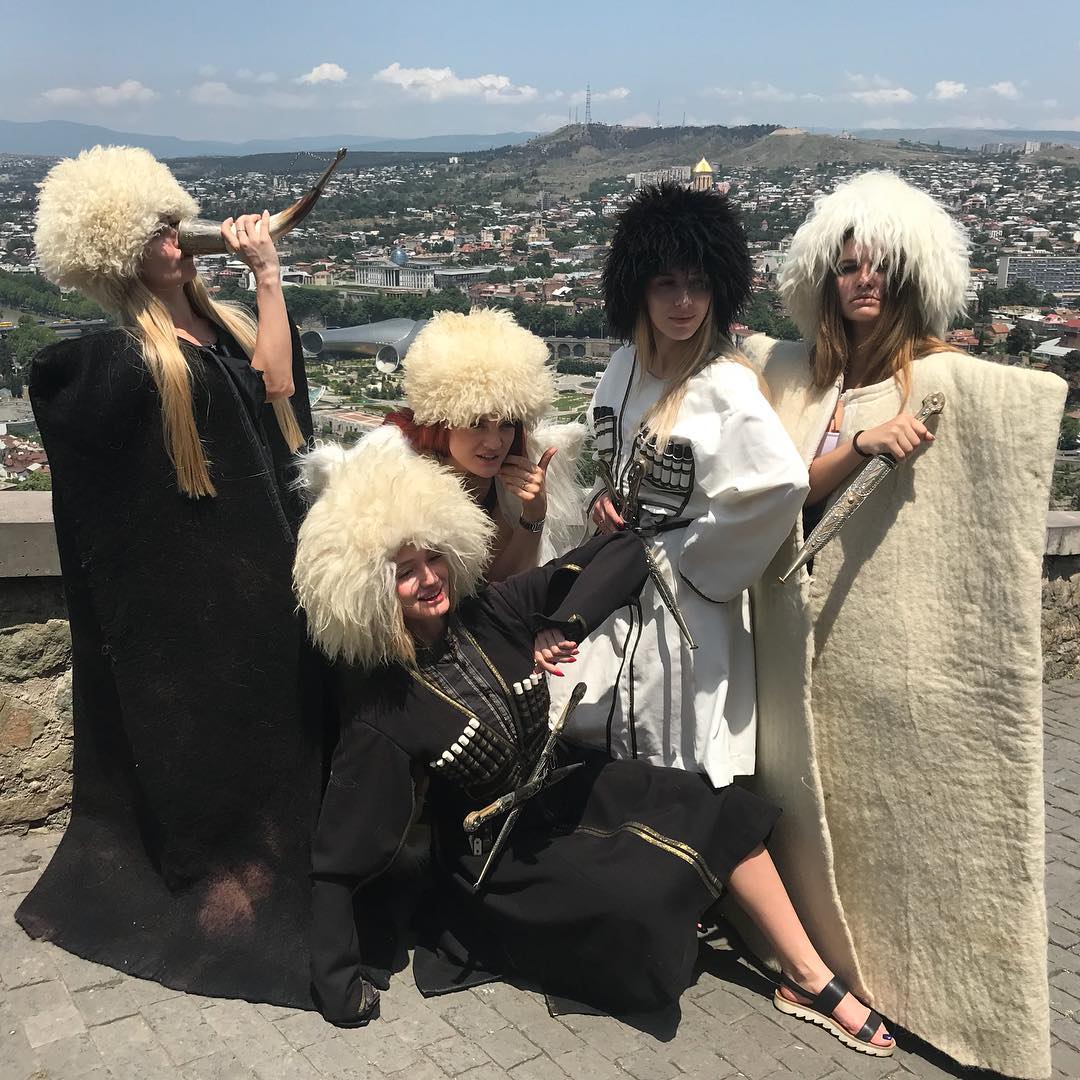 Влада Пайзулаева из Владимира оригинально отметила свой юбилей. Она с шестью подругами отправилась в Грузию, а оттуда в Турцию. Как отрывались девушки - именинница рассказала в интервью