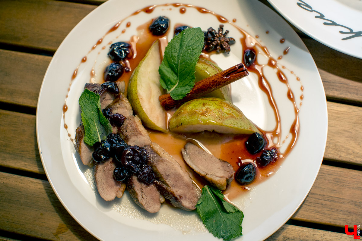 Блогеры посетили кафе Carlson Veranda и дали свою оценку кухне, персоналу и обстановке, а также насладились шикарным видом на закатное небо Владимира