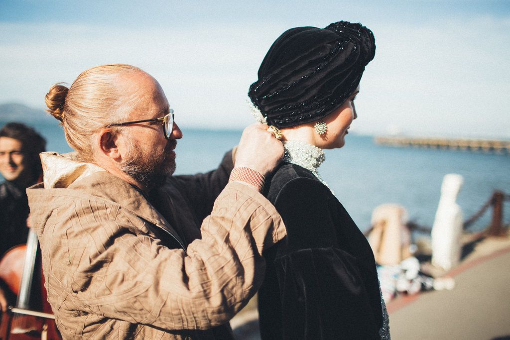 Владимирский дизайнер одежды премиум-класса Андрей Перескоков на днях возил свои наряды на показ в Сан-Франциско. Там состоялось открытие интеллектуального казино, по типу российского “Что? Где? Когда?”