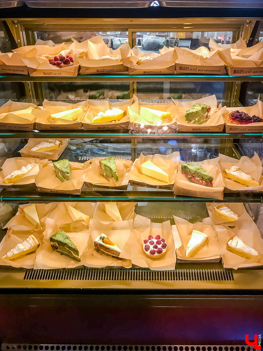 Журналист Ключ-Медиа побывала в ресторане Ольги Бузовой, оценила интерьер и узнала, что там за салаты такие подают под названием “Мало половин” и “Бузцезарь”