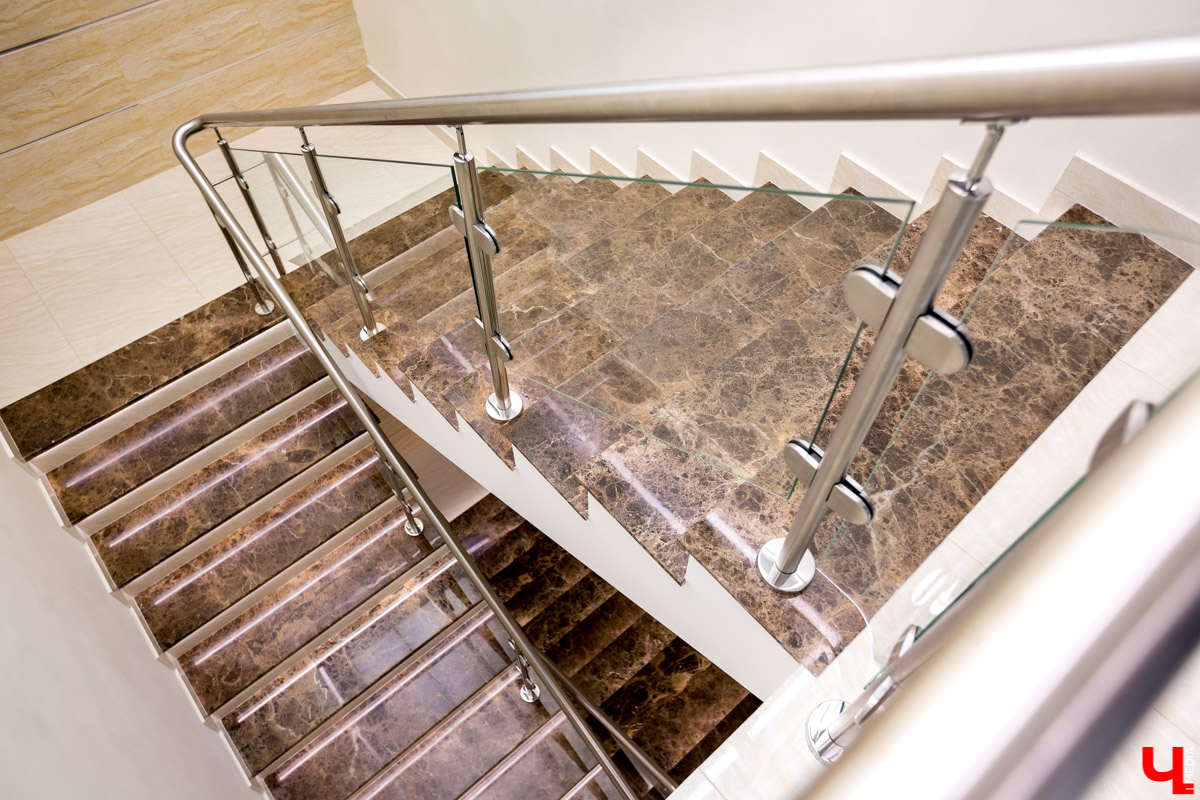 Архитектор-дизайнер Наталья Корешкова провела экскурсию по одному из самых роскошных офисов Владимира, в котором есть даже “золотой” туалет и джакузи