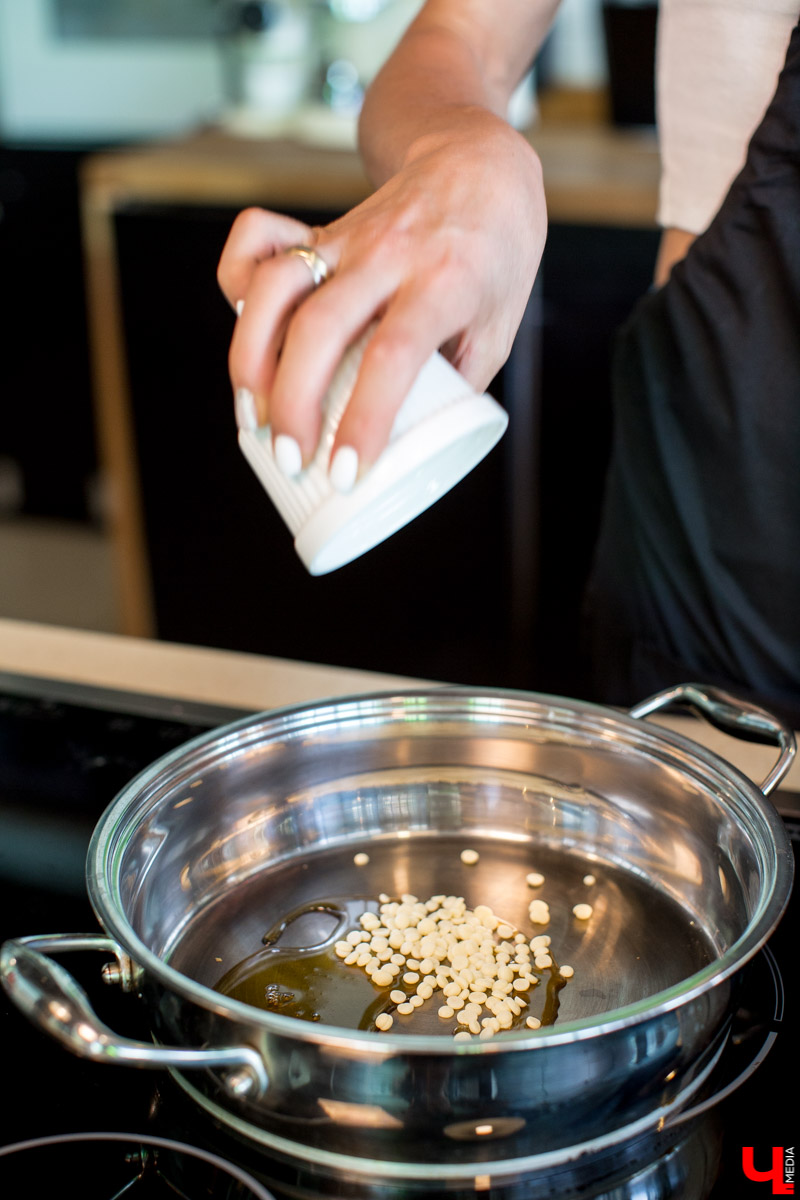 Шеф-повар Дмитрий Орловский приготовил для вегетарианки и марафонца Анны Гавриловой безглютеновый десерт