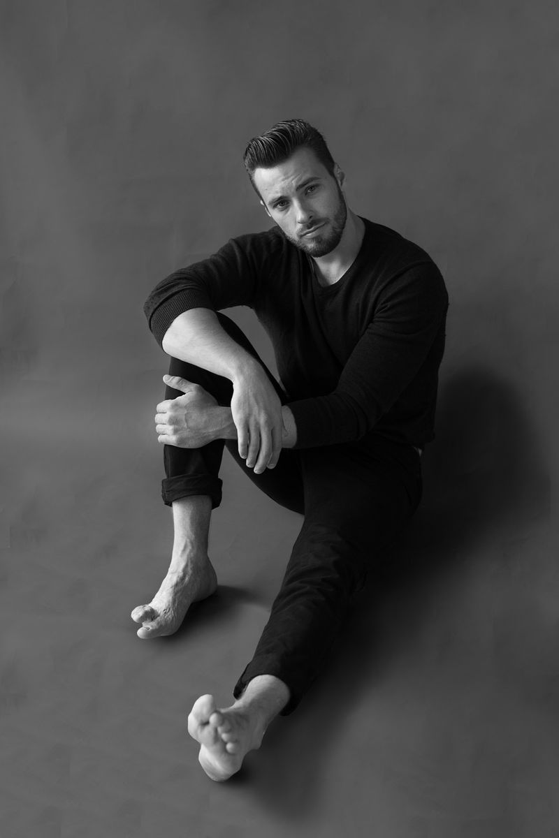 Александр Ломов, закончил ВлГУ и уехал в Москву учиться на медика. Параллельно он строит карьеру модели и актера, а еще снимается в рекламе