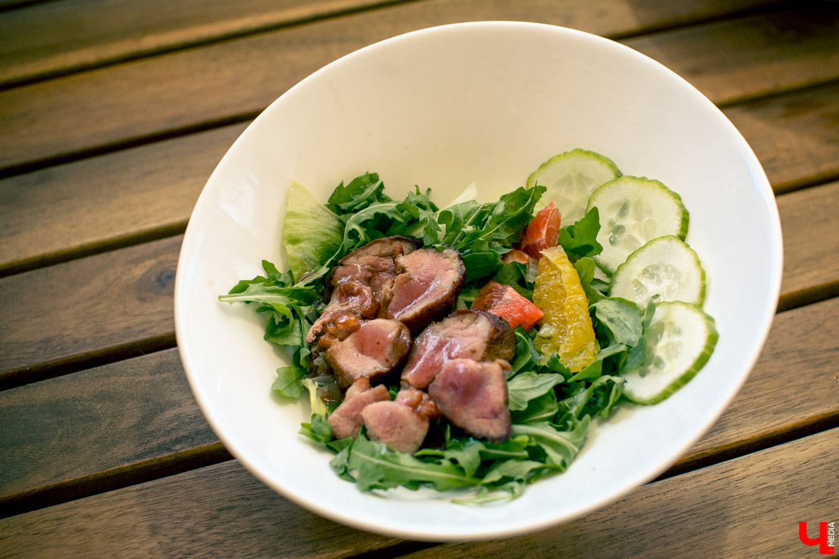 Блогеры посетили кафе Carlson Veranda и дали свою оценку кухне, персоналу и обстановке, а также насладились шикарным видом на закатное небо Владимира