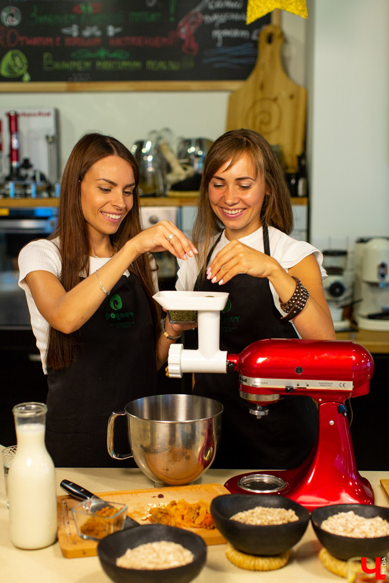 Наталья Лапшина и Анна Шигаева из группы VK “Современные мамы” готовят гранолу с шефом кулинарной студии Roulet Дмитрием Орловским