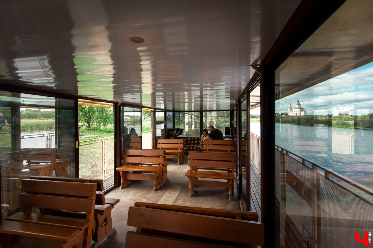 В Суздале устраивают необычные экскурсии - по реке Каменка плавает речной трамвайчик “Колибри”. О нем рассказал его создатель Алексей Полтев