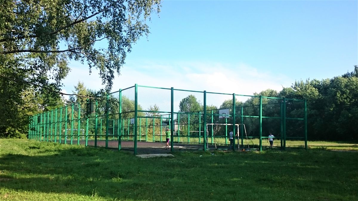 Где бесплатно поиграть в футбол на открытом воздухе во Владимире, и сколько стоит аренда хорошего поля, а также площадки для мини-футбола с резиновым покрытием, подсветкой и ограждением? Классификация полей по районам от “Ключ-Медиа”