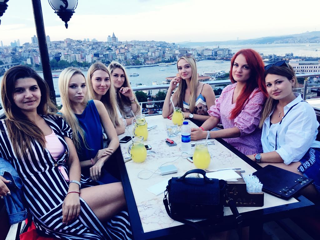 Влада Пайзулаева из Владимира оригинально отметила свой юбилей. Она с шестью подругами отправилась в Грузию, а оттуда в Турцию. Как отрывались девушки - именинница рассказала в интервью
