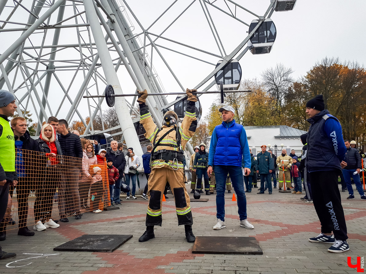 Впервые во Владимирской области провели соревнования по кроссфиту для пожарных. Вместо удобной одежды спортсмены выходили на дистанцию в своей рабочей форме