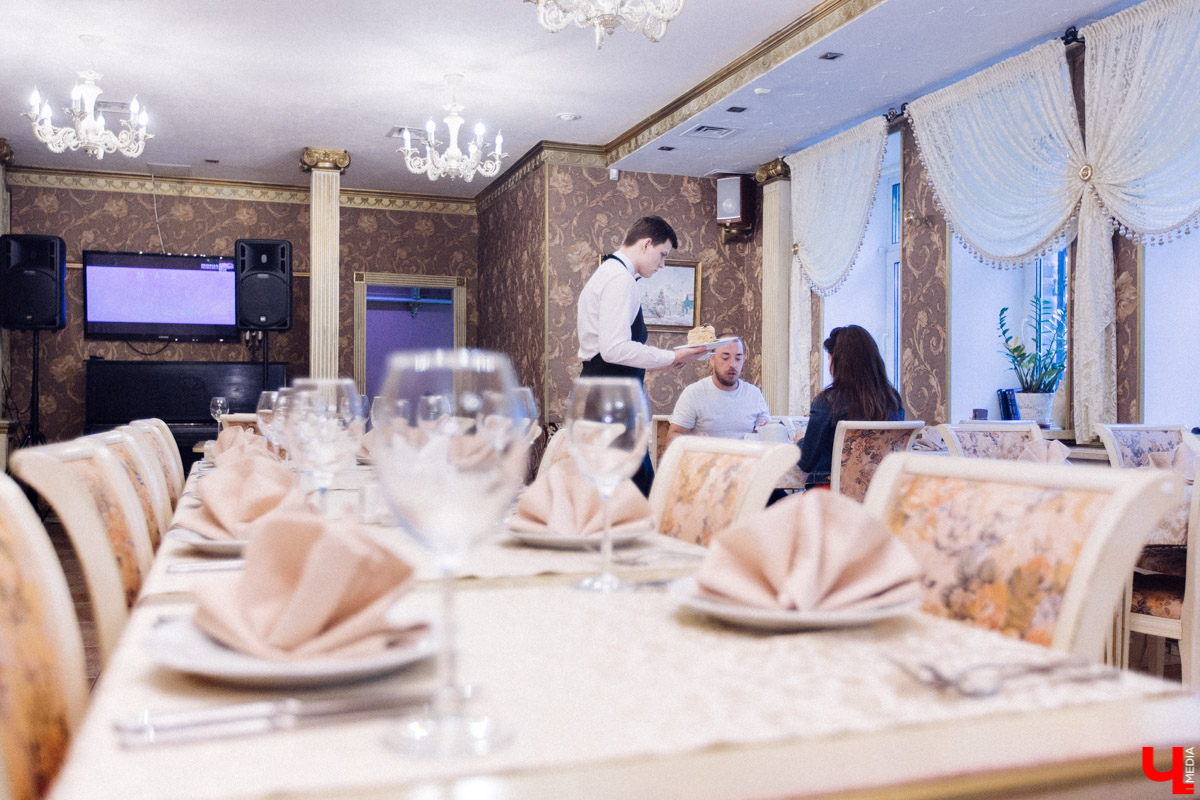 Почти два года мы жили в неведении - что там случилось с бывшим лаунж-кафе “Этаж” в Добром после визита гуру ресторанного бизнеса Константина Ивлева? И почему, получив новое название - “Сливки”, заведение с уже другой концепцией и меню так и не пошло, закрывшись в скором времени. Об этом и многом другом нам поведал экс-гендиректор кафе Аркадий Шаров, который принимал непосредственное участие в съемках программы “На ножах” во Владимире.