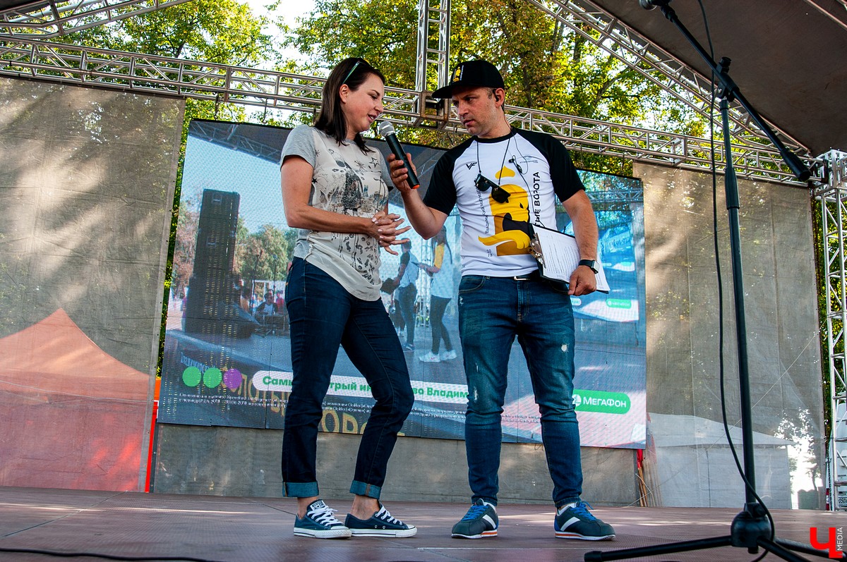 8 сентября во Владимире прошел 2-й полумарафон “Золотые ворота”. В нем приняли участие больше 5500 спортсменов из России, Германии, Мексики, Польши и Южной Африки. Победителей награждала фигуристка Ирина Слуцкая