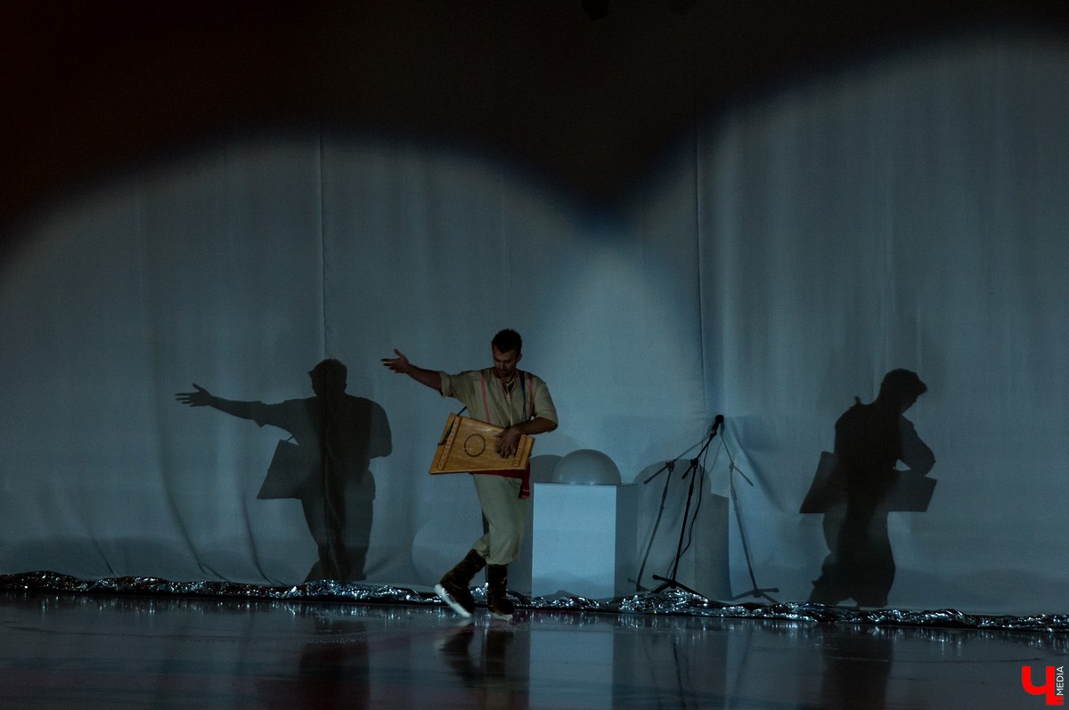 25 августа в городе открылся новый ледовый комплекс “Владимир”. На его открытие приехали известный советский хоккеист Александр Якушев и не менее известный художник Никас Сафронов