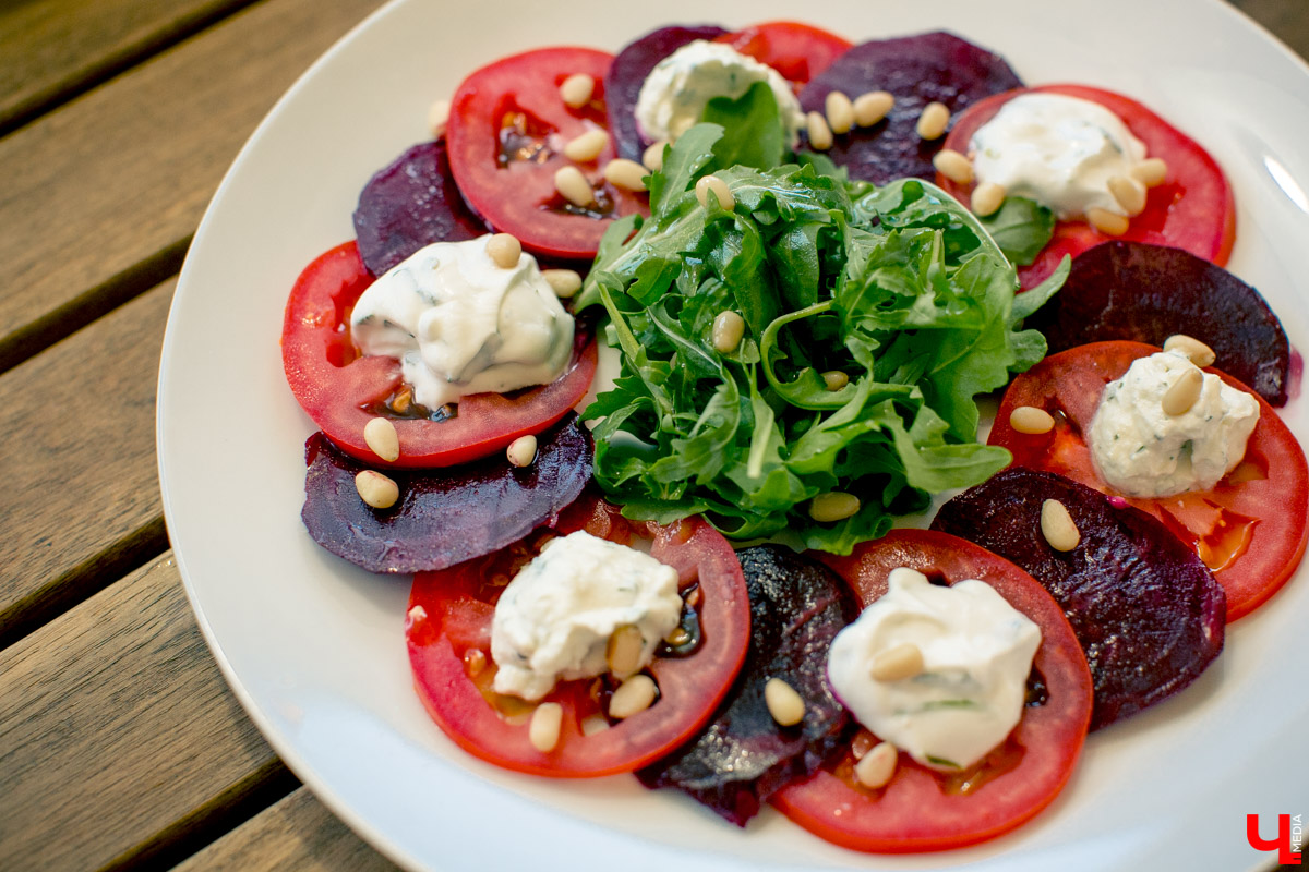 Блогеры посетили кафе Carlson Veranda и дали свою оценку кухне, персоналу и обстановке, а также насладились шикарным видом на закатное небо Владимира