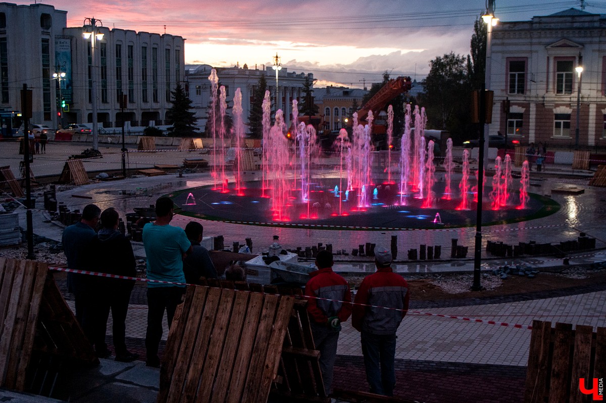 Репетиция открытия светомузыкального фонтана во Владимире на Театральной площади