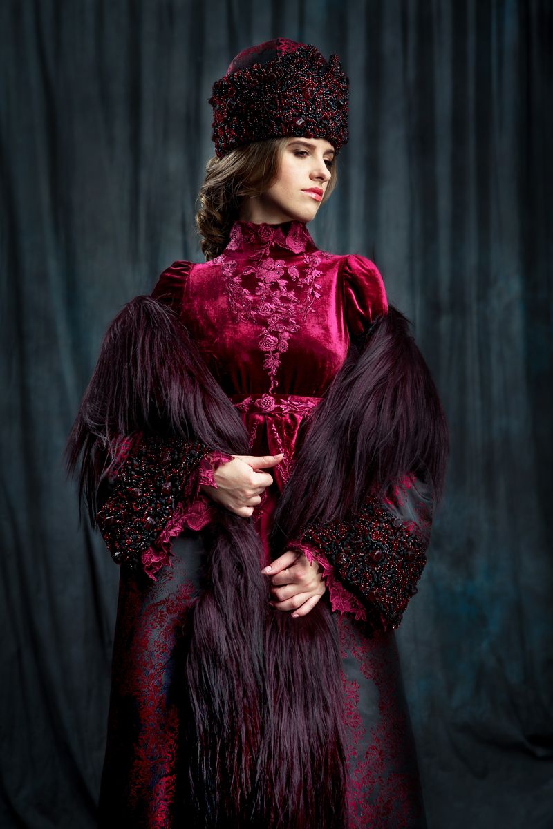 Бордовое платье