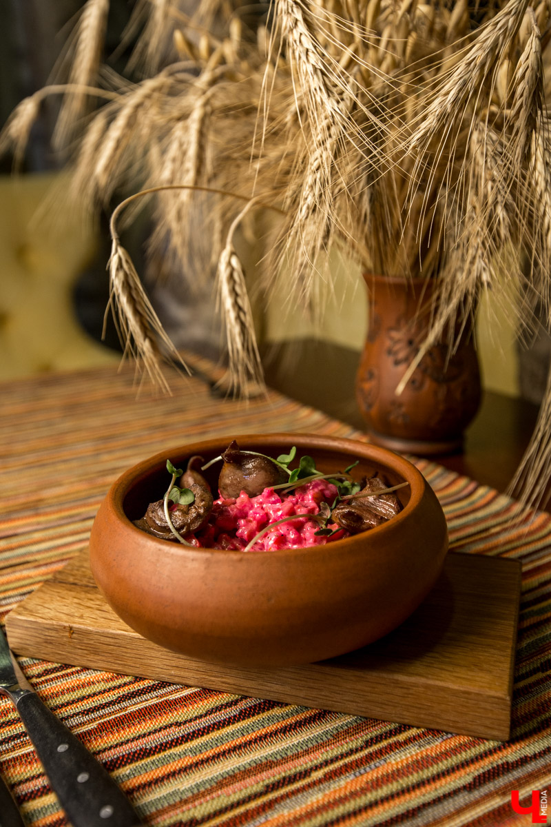 Журналист “Ключ-Медиа” отправилась на экскурсию в суздальский ресторан “Огурец” и узнала, как создавался дизайн интерьера этого заведения, какие самые необычные блюда входят в меню и где закупаются ингредиенты для них