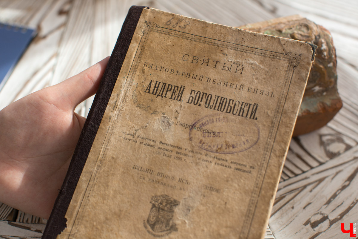 Гид Денис Лапин провел необычную экскурсию по Суздалю. Он показал журналисту Ключ-Медиа загадочные провалы, тайные подземелья и древние вещи, найденные местными жителями