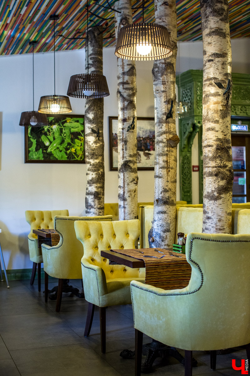 Журналист “Ключ-Медиа” отправилась на экскурсию в суздальский ресторан “Огурец” и узнала, как создавался дизайн интерьера этого заведения, какие самые необычные блюда входят в меню и где закупаются ингредиенты для них