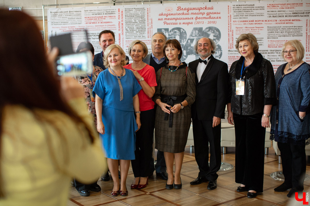 18 сентября во Владимире, около драмтеатра, открыли новый памятник. Он посвящен провинциальным актерам Счастливцеву и Несчастливцеву