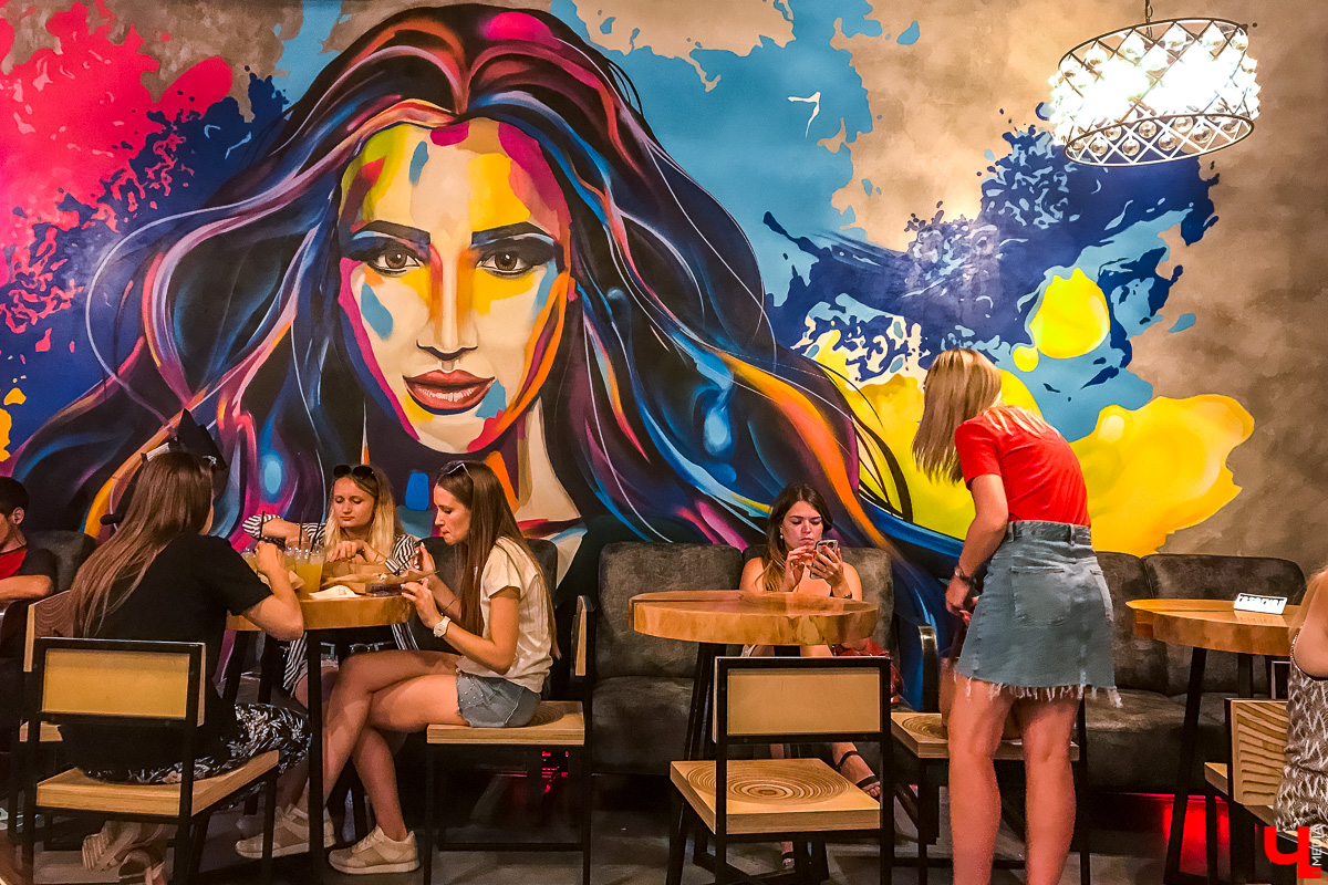 Журналист Ключ-Медиа побывала в ресторане Ольги Бузовой, оценила интерьер и узнала, что там за салаты такие подают под названием “Мало половин” и “Бузцезарь”