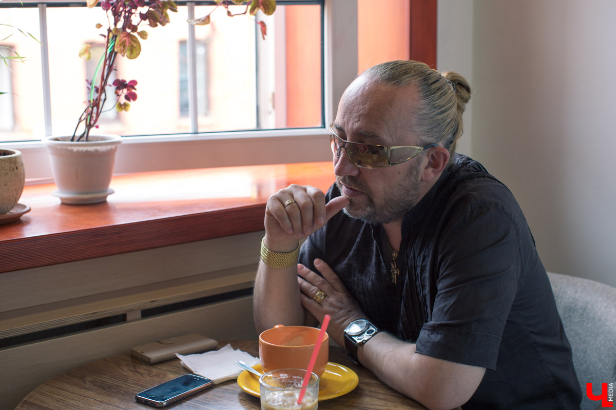 Владимирский дизайнер одежды премиум-класса Андрей Перескоков на днях возил свои наряды на показ в Сан-Франциско. Там состоялось открытие интеллектуального казино, по типу российского “Что? Где? Когда?”