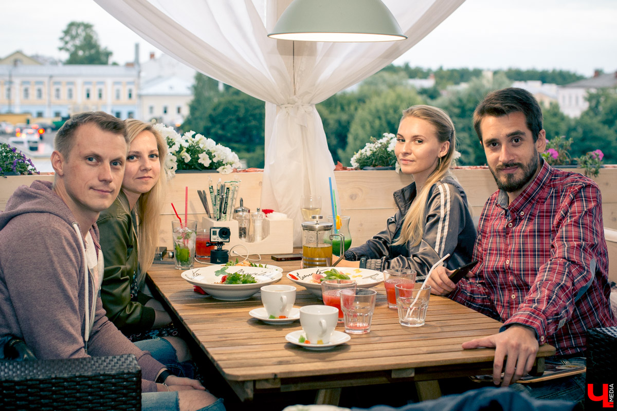 Блогеры посетили кафе Carlson Veranda и дали свою оценку кухне, персоналу и обстановке, а также насладились шикарным видом на закатное небо Владимира