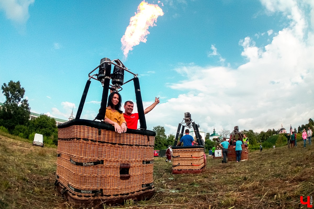 18 июля в Суздале прошло открытие фестиваля воздухоплавания “Золотое кольцо”. Из-за непогоды шары не смогли подняться в небо, но организаторы устроили фаер-шоу на земле