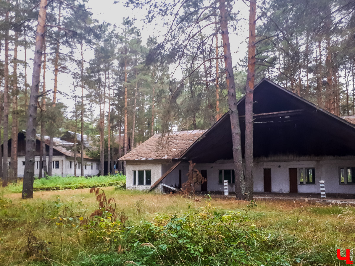 В лесу в Суздальском районе мы случайно набрели на пионерский лагерь “Юность”, который несколько лет простоял заброшенным. Мародеры до него не добрались, а потому постройки остались целыми