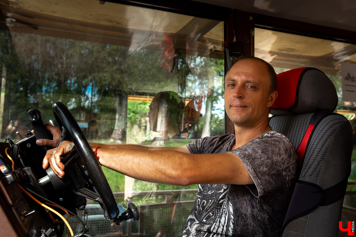 В Суздале проводят экскурсии на речном трамвайчике В Суздале устраивают необычные экскурсии - по реке Каменка плавает речной трамвайчик “Колибри”. О нем рассказал его создатель Алексей Полтев