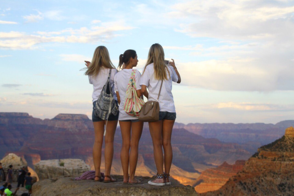 Анастасия Ковальская несколько лет подряд уезжает летом работать в Америку. Корреспондент “Ключ-Медиа” поговорила с девушкой о жизни за океаном, кредитах, работе и американской мечте