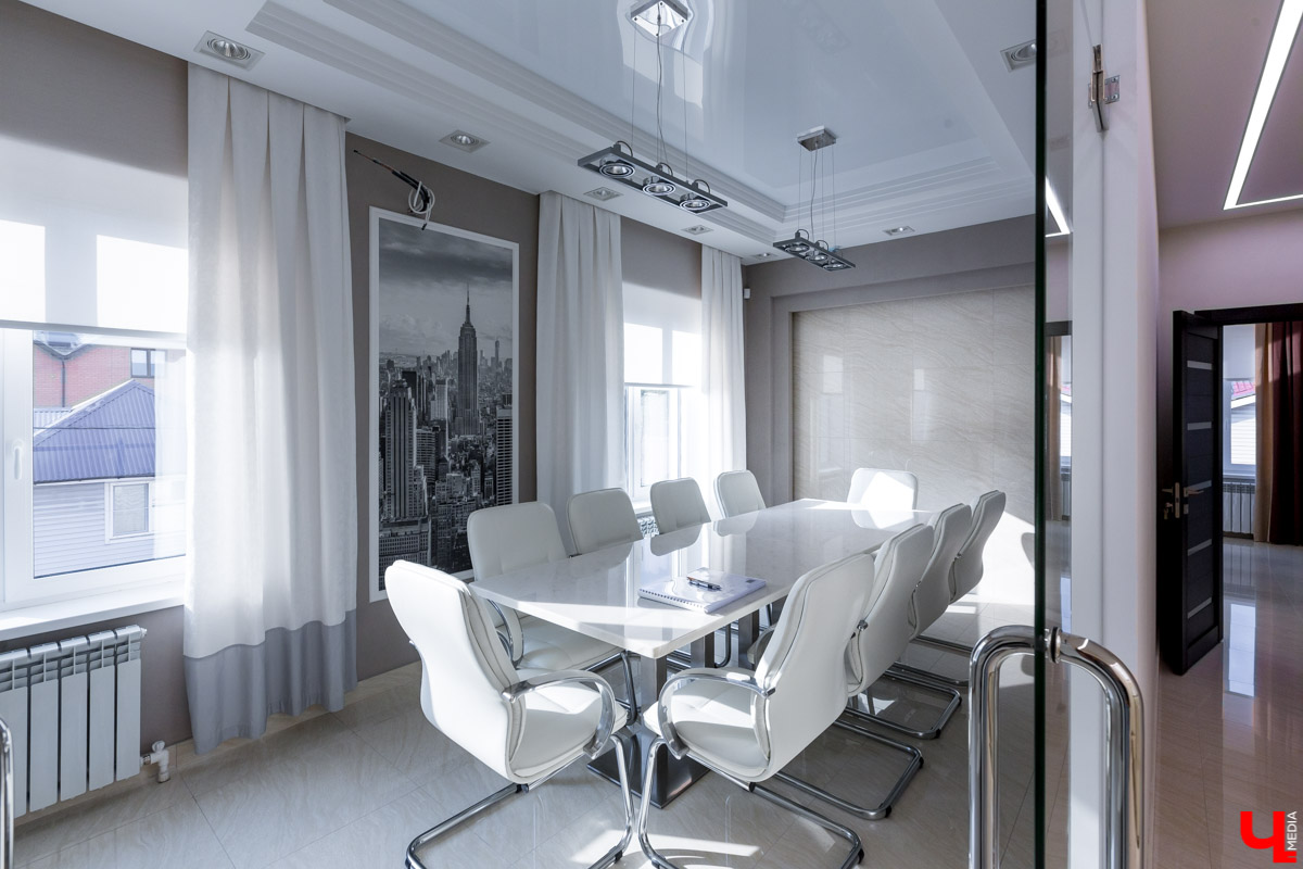 Архитектор-дизайнер Наталья Корешкова провела экскурсию по одному из самых роскошных офисов Владимира, в котором есть даже “золотой” туалет и джакузи